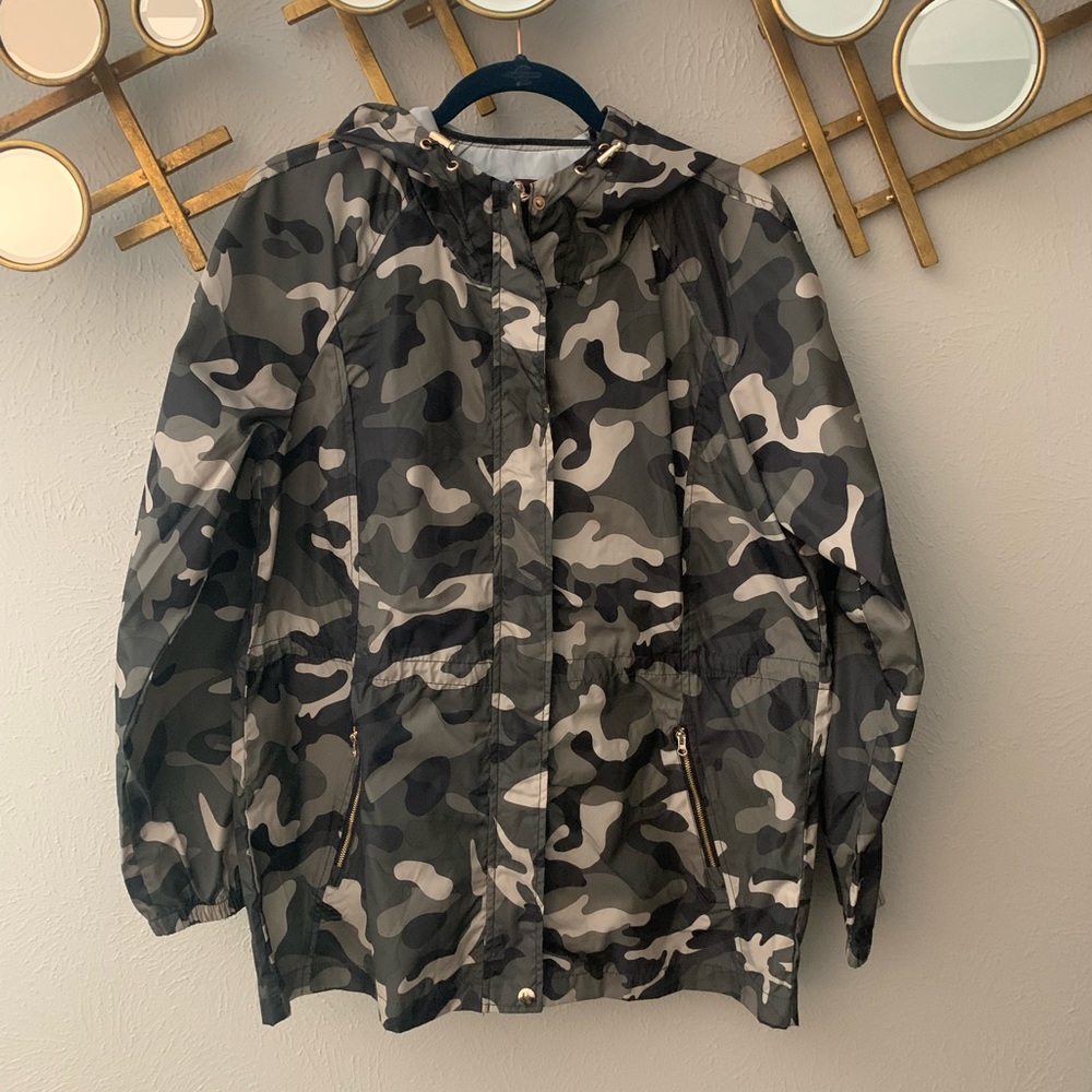 NWOT Olive Green Camo Rain Coat/Windbreaker with Rose Gold accents